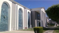 Ada pula sebuah masjid yang berdiri kokoh di kawasan Los Angeles, California Selatan, AS. Masjid bernama The Islamic Center of Southern California (ICSC) itu disebut sebagai masjid terbesar di California Selatan. Sejumlah fasilitas pun tersedia seperti kelas pelajaran Alquran dan berbagai kelas Islam lainnya. Dok. Wikipedia.