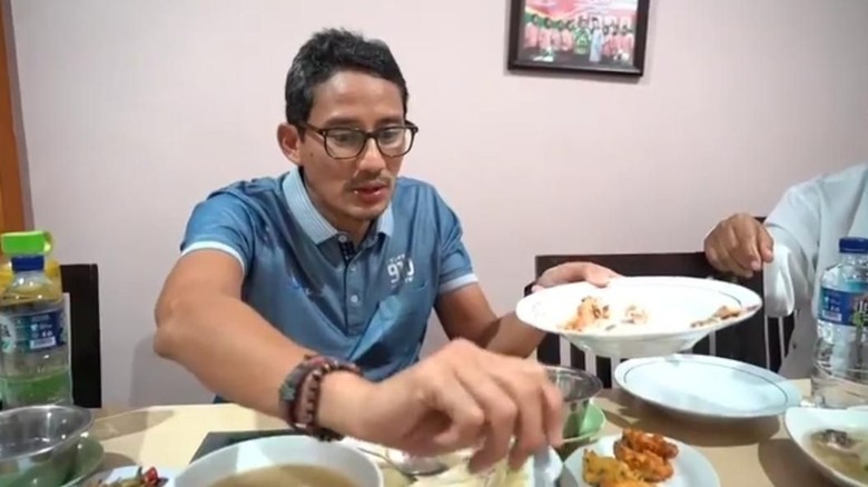 Sandiaga Uno makan soto Banjar