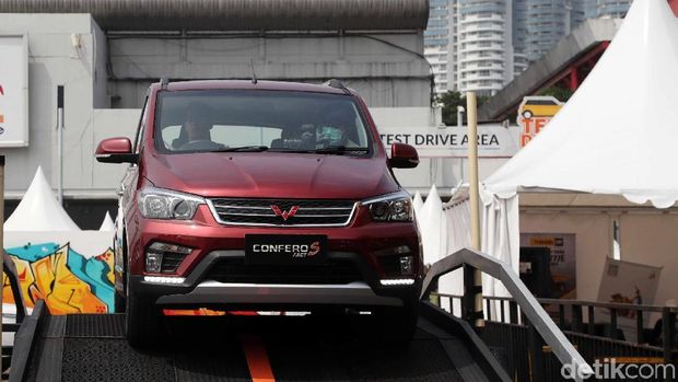 Test Drive Wuling Confero-S