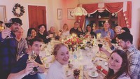 Hubungan baik keluarga Sophie dan Joe Jones tergambar dalam momen santap malam yang dibagikan pada 28 Desember 2018 ini. Terlihat ibunda Sophie, orang tua Joe, Nick Jonas hingga Priyanka Chopra. Foto: Instagram sophiet