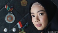 Pernikahannya sempat menjadi pro dan kontra. Sebab, keluarga Lindswell, yang pemeluk Budha, berat melepas anak bungsunya menjadi muslim.