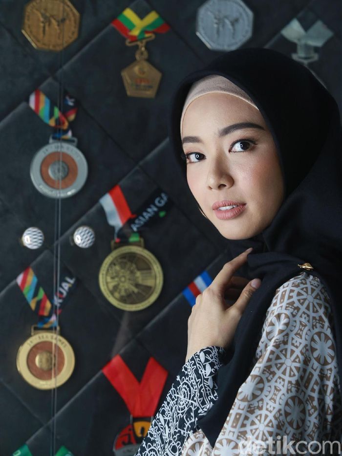 Lindswell Kwok dan koleksi medalinya dari wushu. (Ari Saputra/detikSport) Lindswell Kwok dan koleksi medalinya dari wushu. (Ari Saputra/detikSport)