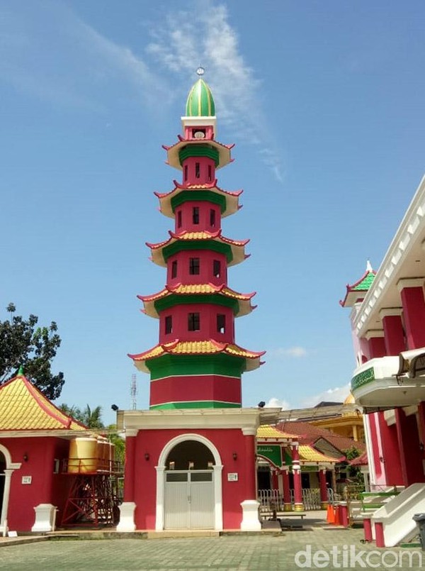 Selain sebagai tempat ibadah, ada beberapa fasilitas lain di sekeliling Cheng Ho. Yakni rumah imam masjid, tempat pendidikan agama dan ruangan yang bisa digunakan untuk kegiatan sosial (Raja Adil Siregar/detikcom)