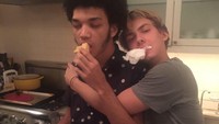 Keren! Perayaan Thanksgiving diisi Justice dengan bikin cornbread bareng temannya. Foto: Instagram standup4justice