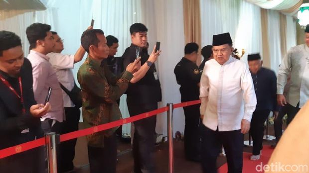 Buka Puasa Bersama di Rumah Bamsoet, Jokowi Disambut Fahri Hamzah
