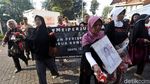 Peringati 21 Tahun Tragedi Mei 1998 Keluarga Korban Tabur Bunga
