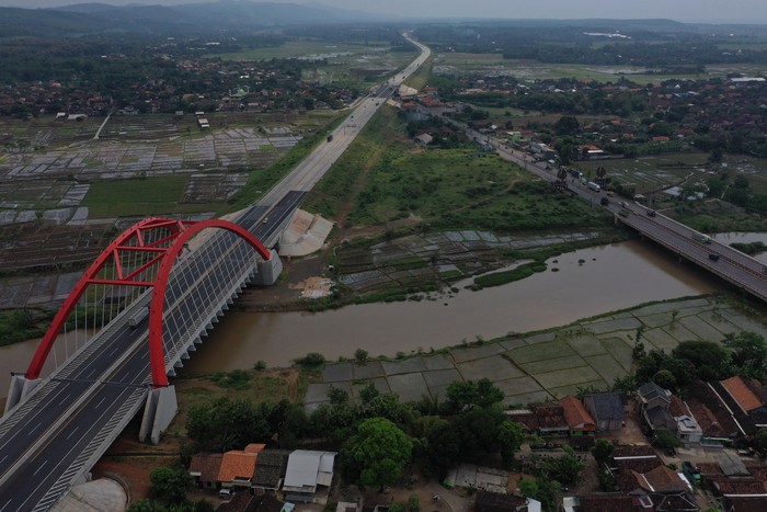 JALUR MUDIK TOL TRANS JAWA Foto udara Tol Trans Jawa di Jembatan Kali Kuto, Batang, Jawa Tengah, Minggu (12/5/19). Berdasarkan survei Balitbang Kemenhub, Tol Trans Jawa yang saat ini beroperasi sepanjang 964 km dari Merak-Probolinggo diperkirakan akan dilalui sekitar 1,72 juta pemudik. ANTARA FOTO/Puspa Perwitasari/ama.