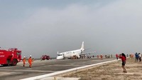 Pilot pesawat yang bernama Kapten Myat Moe Aung mengikuti prosedur pendaratan darurat dan menghabiskan bahan bakar untuk mengurangi berat pesawat, sebelum melakukan pendaratan darurat tanpa roda depan. Foto: Nay Min via REUTERS