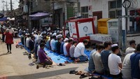 Suasana Salat Jumat di Masjid Qiyijie. Jamaah sampai meluber ke jalan raya (Nur Musyafak/Istimewa/PPI Tiongkok)