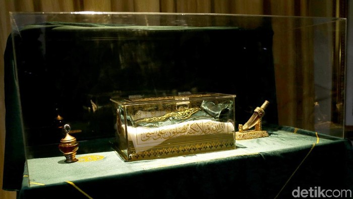 Tempat penyimpanan rambut Nabi Muhammad SAW di kediaman Opick atau Markas Pecinta Golok di Pulo Gebang.