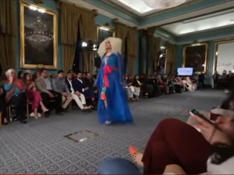 Model LGBT Eksis di Pakistan Fashion Week yang Digelar di London