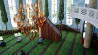 Terinspirasi dari Al Quran, ayat 22 Surat Al Baqarah, masjid itu didesain menyerupai gambaran surga yang asri dan hijau. Desain lukisannya pun dibuat oleh seorang arsitek berkebangsaan Azerbaijan (ilmfeed/Facebook)  