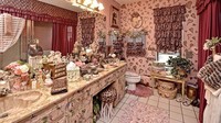 Kamar Mandi Utama. Bukan kejutan lagi bukan? Dengan mandi di kamar mandi ini, Anda bisa menikmati pemandangan bunga-bunga yang begitu cantik. Istimewa/Dok. Boredpanda.