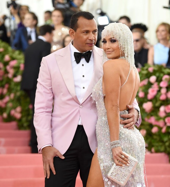 Tak tanggung-tanggung, A-Rod rela merogoh kocek hingga  US$ 140 ribu atau sekitar Rp 2 miliar untuk membeli mobil tersebut demi J-Lo.  Agar terlihat lebih spesial, mobil mewah itu dihiasi dengan pita berwarna emas. (Foto: Getty Images)