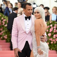 Tak tanggung-tanggung, A-Rod rela merogoh kocek hingga  US$ 140 ribu atau sekitar Rp 2 miliar untuk membeli mobil tersebut demi J-Lo.  Agar terlihat lebih spesial, mobil mewah itu dihiasi dengan pita berwarna emas. (Foto: Getty Images)