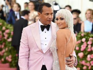Ultah Ke-50, Jennifer Lopez Dapat Kado Porsche Merah Rp 2 Miliar