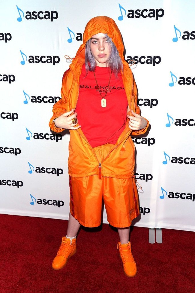 Penampilan Billie di video tersebut mendapat pujian dari netizen. Mereka menghargai Calvin Klein yang tidak menjadikan remaja 17 tahun sebagai objek seksualitas. Tapi justru lebih fokus pada penjualan produk. Seperti diketahui, Calvin Klein kerap menghadirkan model topless dan berbusana seksi dalam setiap kampanyenya. Foto: Getty Images