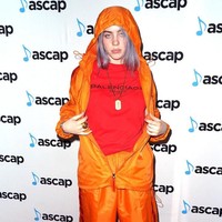 Penampilan Billie di video tersebut mendapat pujian dari netizen. Mereka menghargai Calvin Klein yang tidak menjadikan remaja 17 tahun sebagai objek seksualitas. Tapi justru lebih fokus pada penjualan produk. Seperti diketahui, Calvin Klein kerap menghadirkan model topless dan berbusana seksi dalam setiap kampanyenya. Foto: Getty Images