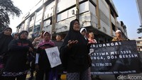 Selain menggelar aksi tabur bunga, keluarga korban juga menggelar doa bersama di area sekitar Mall Klender, Jakarta.