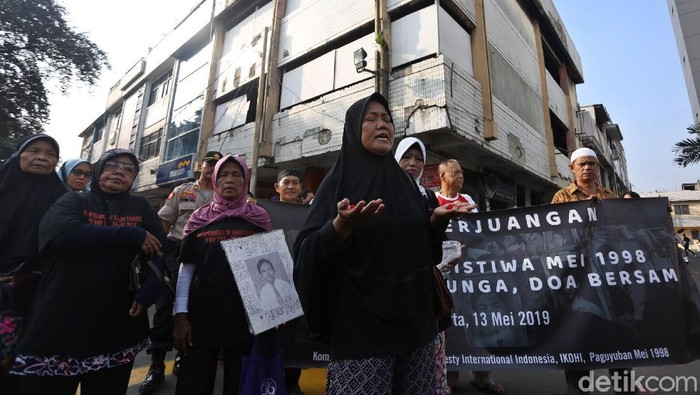 Keluarga korban tragedi Mei 1998 gelar aksi tabur bunga di area sekitar Mall Klender, Jakarta. Hal itu dilakukan untuk memperingati 21 tahun tragedi tersebut.