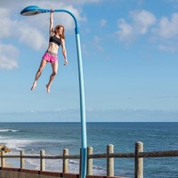 Belakangan wanita 29 tahun tersebut sedang hobi bergelantung di sejumlah tempat ekstrem, seperti balkon gedung hingga lampu jalan. Netizen pun terkagum-kagum dengan kekuatannya. Foto: Instagram @oliviavivian