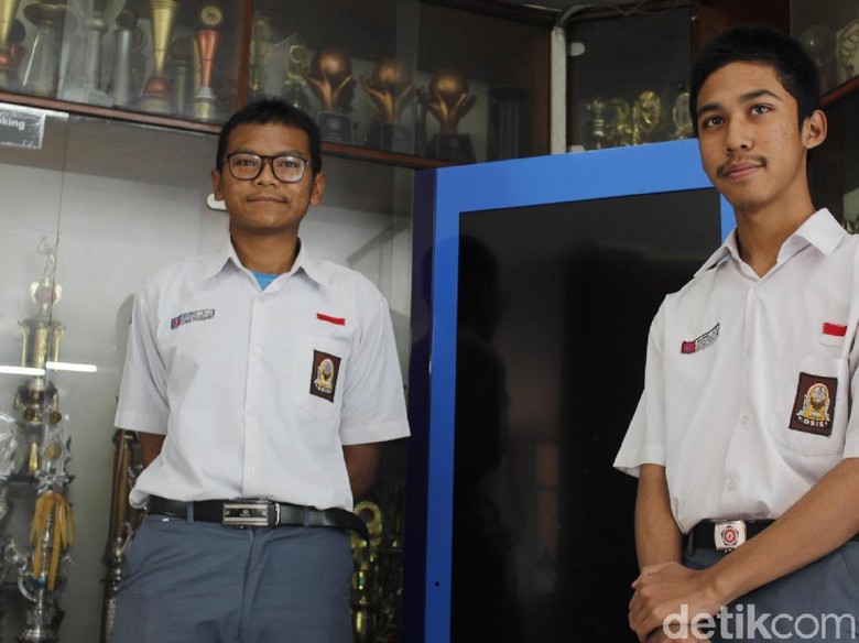 Dua Siswa SMKN 1 Cimahi Raih Nilai UNBK Tertinggi di Jabar Dua Siswa SMKN 1 Cimahi Raih Nilai UNBK Tertinggi di Jabar