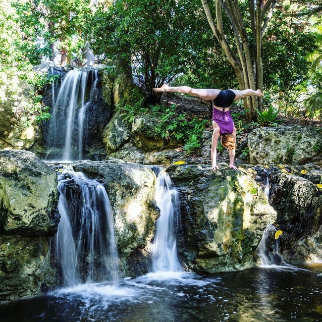Olivia Vivian adalah seorang gimnastik asal Australia yang dikenal setelah mengikuti Australian Ninja Warrior musim  1 dan 2. Di Instagram, Olivia sering berbagi foto ekstrem yang bikin netizen kagum. Foto: Instagram @oliviavivian
