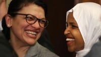 Sosok Rashida Tlaib dan Ilhan Omar sempat menggemparkan masyarakat saat keduanya berhasil terpilih sebagai anggota Kongres dan menjadi dua Muslimah pertama yang berhasil menembus Kongres AS. Mark Wilson/Dok. Getty Images.