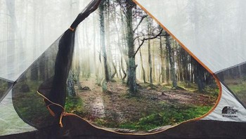 Seperti hasil Photoshop ya, tapi itu asli pemandangan dari dalam tenda loh detikers. Foto: Bored Panda