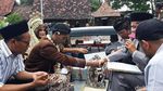 Unik Banget! Pasangan Ini Menikah di Mobil Bak Terbuka