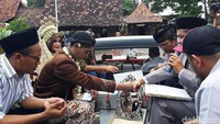 Selang beberapa menit, prosesi ijab qabul pun selesai.