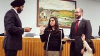 Selanjutnya ada pula Sadaf Jaffer yang berhasil menjadi Muslimah pertama yang menduduki jabatan sebagai Wali Kota Montgomery, New Jersey, AS. Lahir dari orang tua yang imigran Muslim Pakistan tak membuat Sadaf gentar untuk terjun ke dunia politik dan melayani komunitas serta masyarakat di Kota Montgomery. Sosok Sadaf Jaffer sekaligus menjadi perempuan warga Amerika keturunan Pakistan, Asia Selatan, pertama yang menjadi walikota di AS. Dok. Twitter/@sadafjaffer.