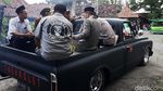 Unik Banget! Pasangan Ini Menikah di Mobil Bak Terbuka