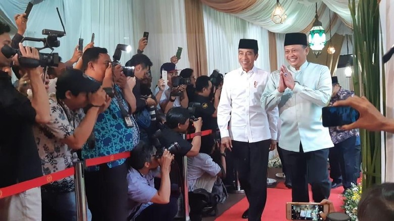 Buka Puasa Bersama di Rumah Bamsoet, Jokowi Disambut Fahri Hamzah Buka Puasa Bersama di Rumah Bamsoet, Jokowi Disambut Fahri Hamzah