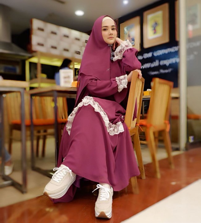 Tak tanggung-tanggung, Mulan Jameela langsung memilih hijab syari untuk penampilannya sehari-hari. Khimar instan hingga cadar pernah jadi pilihannya. Foto: Instagram/mulanjameela1