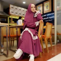 Tak tanggung-tanggung, Mulan Jameela langsung memilih hijab syari untuk penampilannya sehari-hari. Khimar instan hingga cadar pernah jadi pilihannya. Foto: Instagram/mulanjameela1