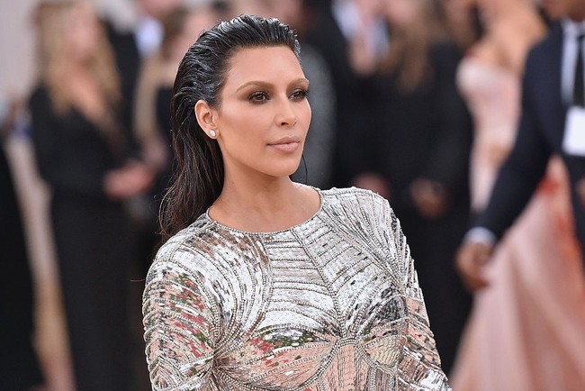 Kim Kardashian juga berpenampilan dengan rambut dan makeup basah ketika hadir di MET Gala 2016: Manus x Machina. Ia bergaya futuristik dengan rambut panjangnya ditata ke belakang yang terlihat seperti baru selesai keramas. Foto: Getty Images
