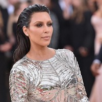 Kim Kardashian juga berpenampilan dengan rambut dan makeup basah ketika hadir di MET Gala 2016: Manus x Machina. Ia bergaya futuristik dengan rambut panjangnya ditata ke belakang yang terlihat seperti baru selesai keramas. Foto: Getty Images