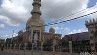 Masjid Keuchik Leumik dibangun Haji Harun Keuchik Leumik, seorang penguasaha Aceh dan kolektor benda bersejarah. Nama ayah Harun, yaitu Haji Keuchik Leumik ditabalkan sebagai nama masjid. (Agus Setyadi/detikcom)
