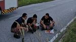 Saat Petugas Pemadam Kebakaran Buka Puasa di Pinggir Jalan