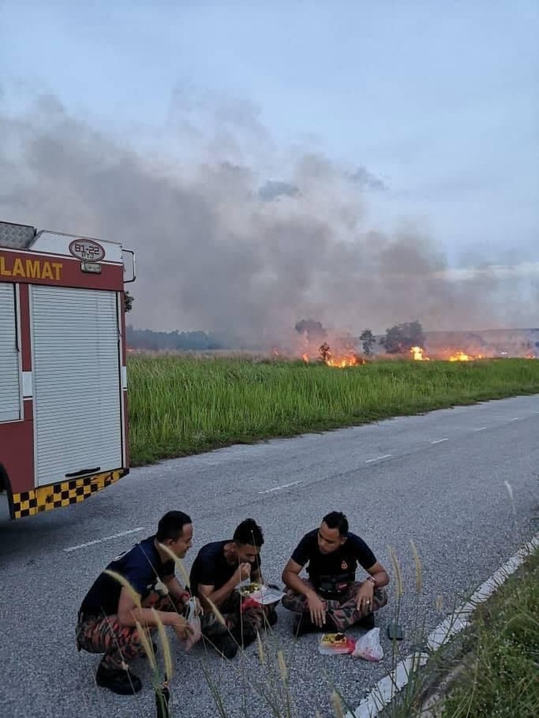 Viral, Foto Petugas Pemadam Kebakaran Buka Puasa di Pinggir Jalan