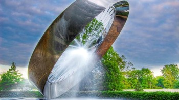 71 Fountain, Ohio, AS. Air mancur spektakuler ini menyerupai cincin raksasa. Di sisi dalamnya ada banyak lubang yang semuanya menembakkan air ke satu titik di tengah konstruksi. Foto: via Brainberries
