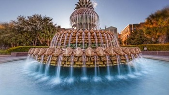 Pineapple Fountain Charleston, Carolina Selatan, AS. Berbentuk nanas, air mancur di Charleston Waterfront Park ini menjadi obyek foto menarik bagi para wisatawan yang datang ke sana. Bentuk nanas melambangkan keramahan dan kehangatan. Foto: via Brainberries