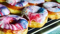 Friendly Donuts punya topping Fruity Pebbles, Captain Crunch, dan M&M. Warna-warni bikin tampilan donat makin cantik. Foto: Instagram@friendlydonuts
