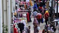 Keberadaan para PKL di trotoar kawasan Tanah Abang itu akibat ditiadakannya penertiban pedagang kaki lima di bulan Ramadhan.