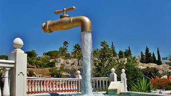 Tap Fountain, Spanyol. Konsel air mancur ini mungkin yang terbaik dan menakjubkan. Terletak di Menorca, Spanyol, air mancur berbentuk keran air raksasa ini terlihat seperti menggantung di udara. Triknya, penopang keran raksasa tersebut ternyata disembunyikan di balik aliran air yang keluar dari air mancur. Keren! Foto: via Brainberries