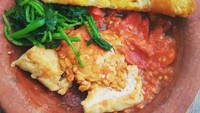 Telur dadar juga enak dipenyet dengan sambal apalagi ditambah tahu dan tempe goreng. Nikmat! Foto: Instgram @sambalmakrod