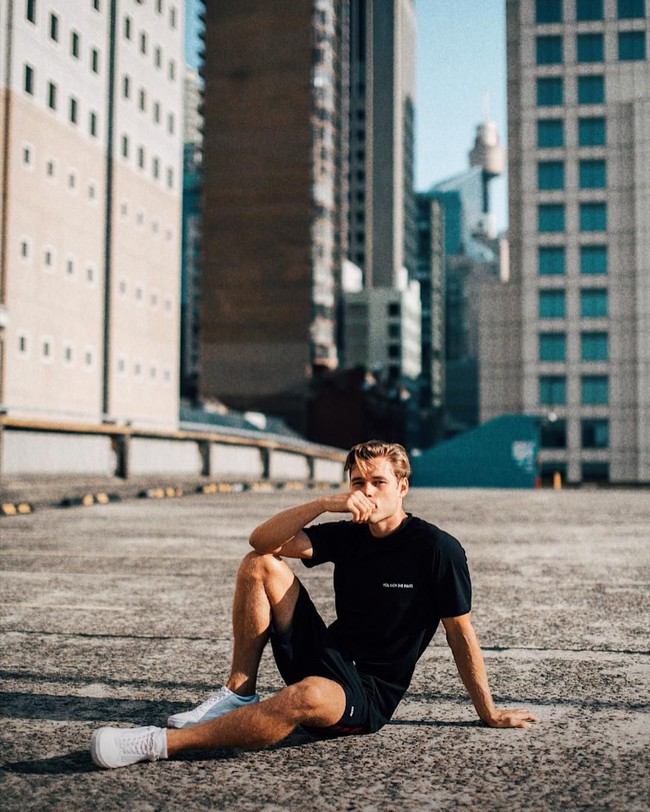 Erik terjun ke dunia model 10 tahun lalu. Sebelumnya ia pun tidak pernah bercita-cita untuk bekerja di industri model. Pria tampan ini sendiri kuliah di jurusan Art in Sports dan memang punya minat dalam olahraga bahkan ingin menjadi seorang atlet. Foto: Instagram @erikvent