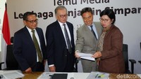 Ketua Dewan Komisioner Lembaga Penjamin Simpanan (LPS) Halim Alamsyah (kedua kiri), Kepala Eksekutif Fauzi Ichsan (kedua kanan), Direktur Eksekutif Riset, Surveilans dan Pemeriksaan Didik Madiyono (kiri) dan Anggota Dewan Komisioner Destry Damayanti, berbincang seusai Pengumunan Hasil Review Suku Bunga Penjaminan, di Jakarta, Senin (13/5/2019). 