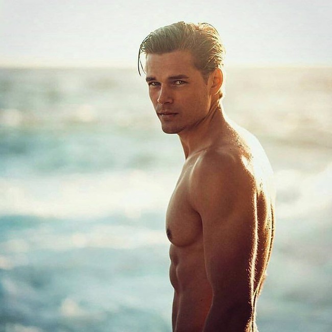 Aku selalu punya pekerjaan sampingan tapi aku sudah menjadi model penuh waktu untuk beberapa tahun ini, kata Erik. Aku tidak ambil libur. Ketika aku libur itu karena aku syuting atau pemotretan, tambahnya. Foto: Instagram @erikvent